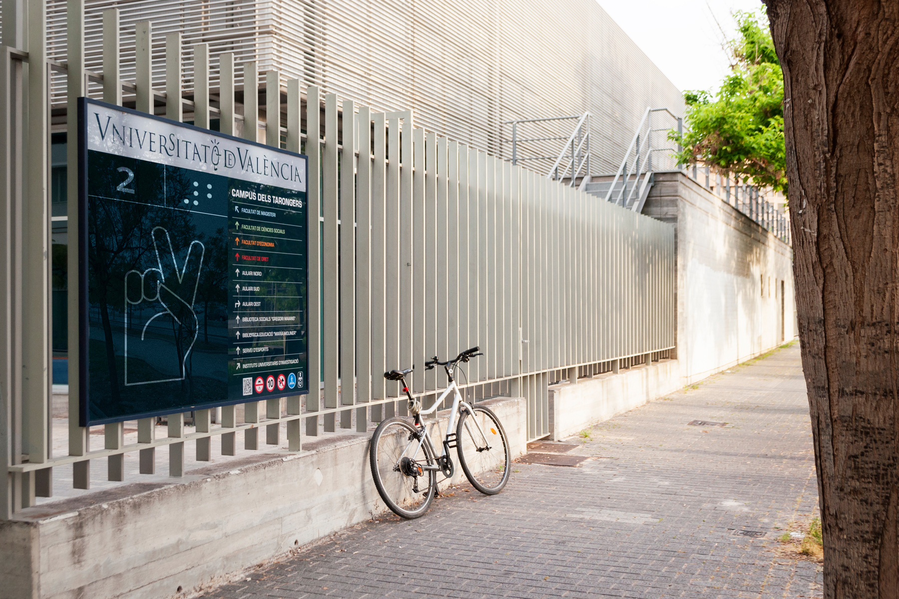 Fotografía de una de las puertas de acceso a la Universidad de València